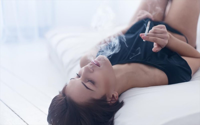 ellinides-kai-kapnisma-mia-sxesi-pathous