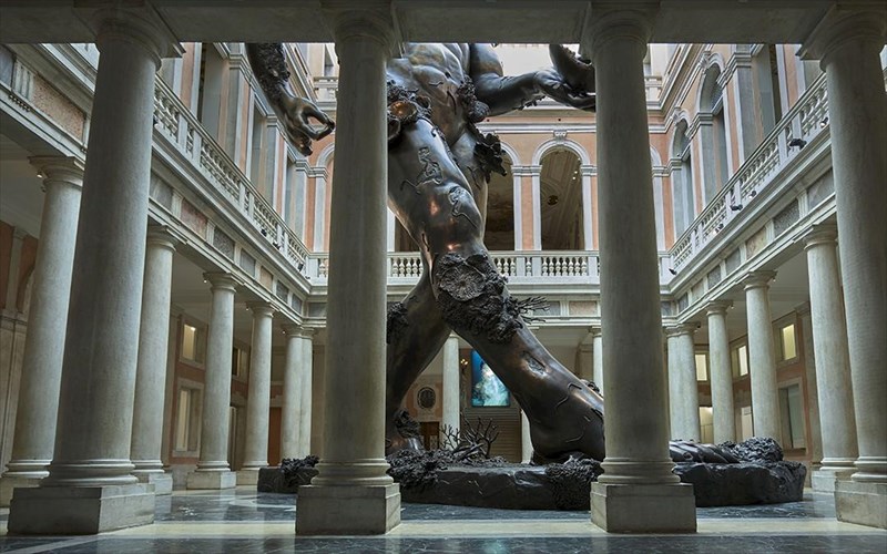 i-nea-ekthesi-tou-damien-hirst-einai-ena-apisteuto-taksidi-sti-xlidi