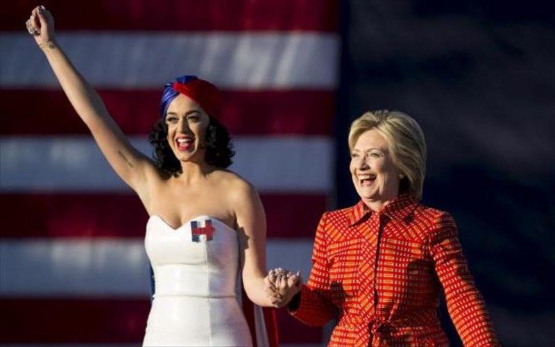 i-hillary-clinton-proothei-tin-katy-perry-kai-ta-psilotakouna-papoutsia-tis