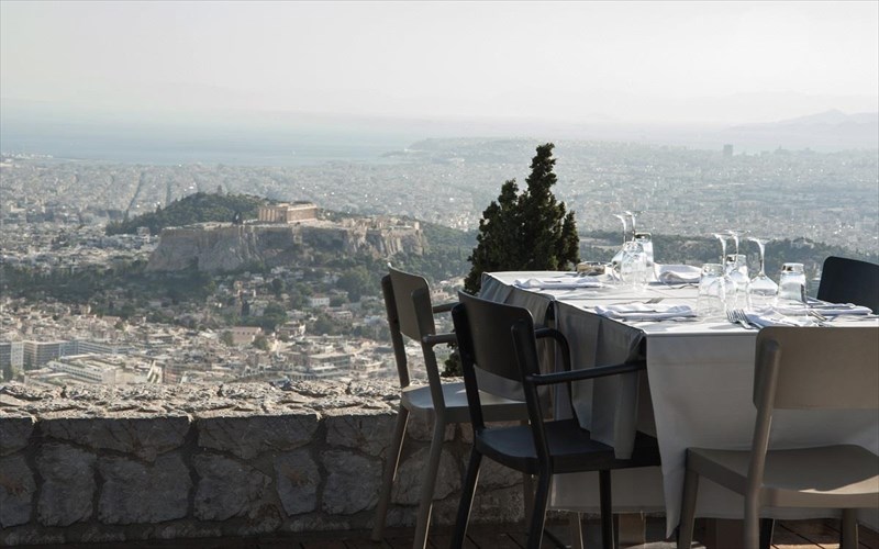 pente-estiatoria-tis-athinas-me-thea-stin-poli