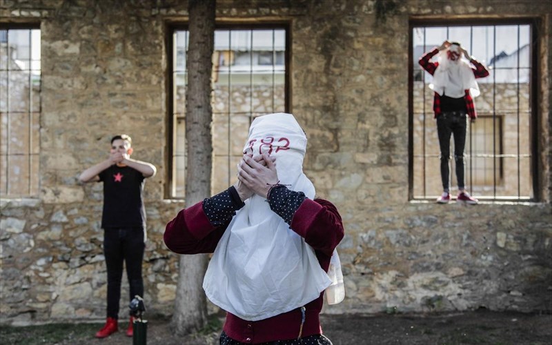 insta-momentinsta-comment-me-ti-documenta-14-sto-mploko-tis-kokkinias