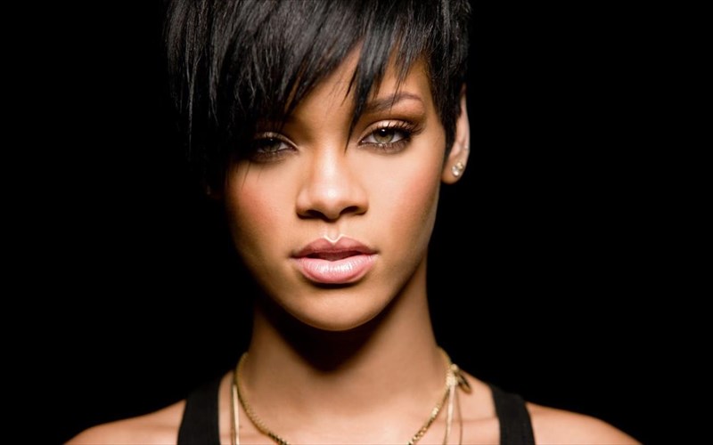 rihanna-loves-chopard-i-tragoudistria-lansarei-tin-proti-tis-sullogi-kosmimaton
