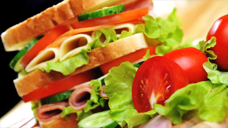 snak-gia-taksidiotes-sto-podi-men-alla-ugieina