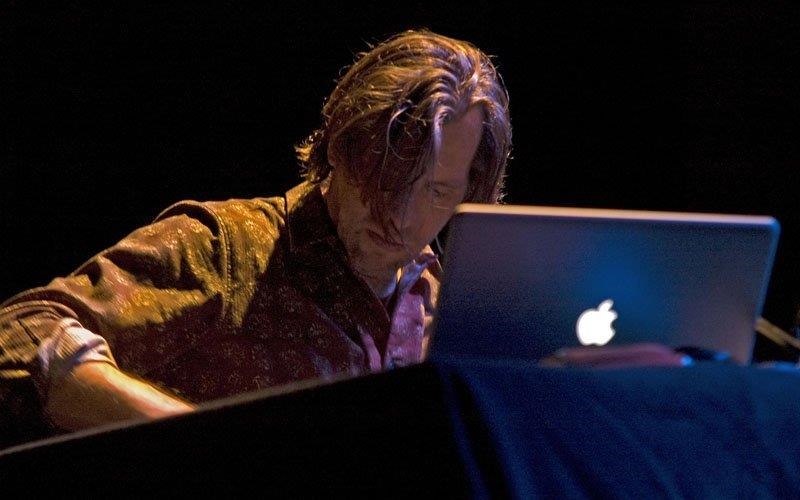 o-spoudaios-ilektronikos-sunthetis-kai-paragogos-chrtistian-fennesz-sta-st-pauls-sessions