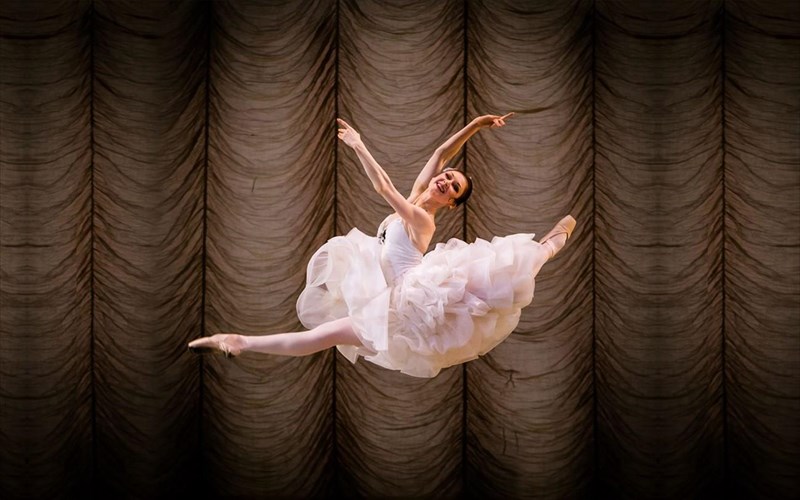 o-ivan-vasiliev-kai-ta-asteria-tou-rosikou-mpaletou-se-ena-gkala-xorou-sto-megaro