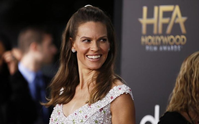 i-hilary-swank-sti-nea-mini-seira-tou-danny-boyle